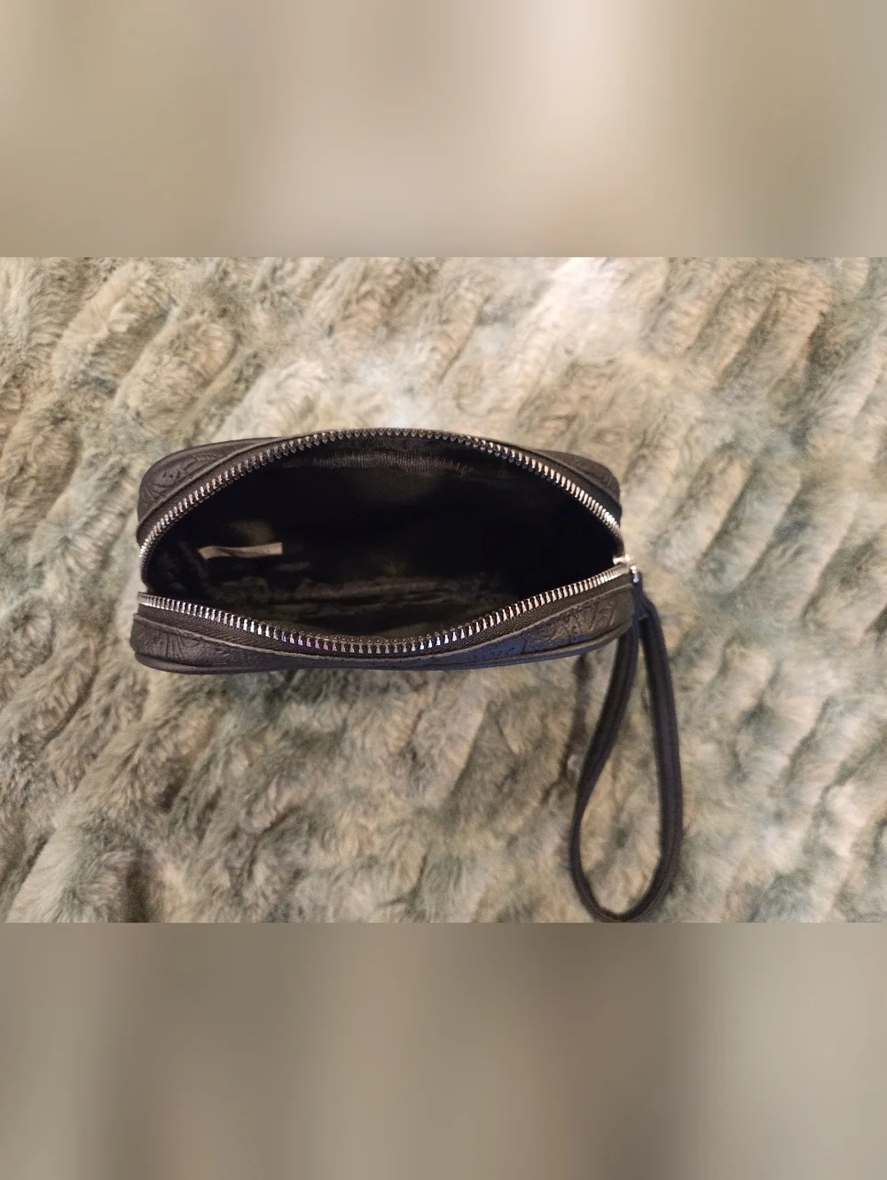 None compact wristlet